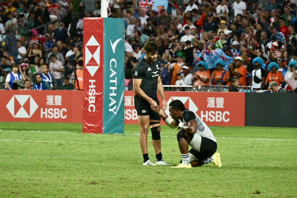 银杯赛焦点，新西兰(黑衫)赢斐济入4强。 苏正谦摄