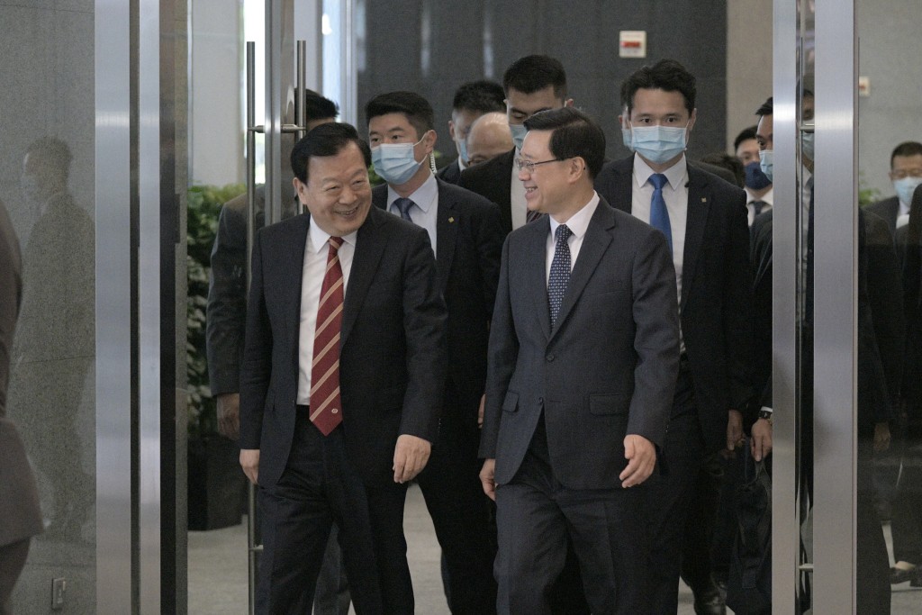 港澳办主任夏宝龙（左）在特首李家超陪同下，在政总与商会人士会面。（陈浩元摄）