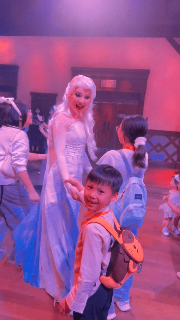洪天明囝囝還拖實Elsa。 洪天明囝囝還拖實Elsa。
