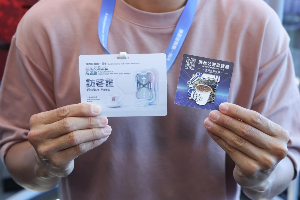 入場訪客可獲派發一周年紀念版訪客證(圖左),另於展覽廳完成指定任務,可換領限量版金屬襟章(圖右)。 入場訪客可獲派發一周年紀念版訪客證(圖左),另於展覽廳完成指定任務,可換領限量版金屬襟章(圖右)。