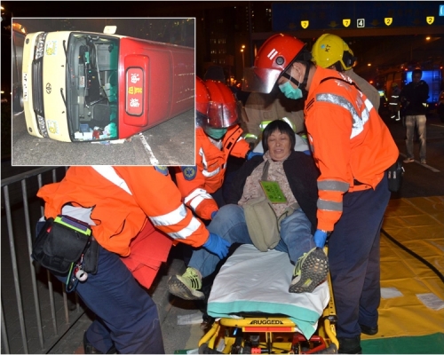 救護員將傷者送院