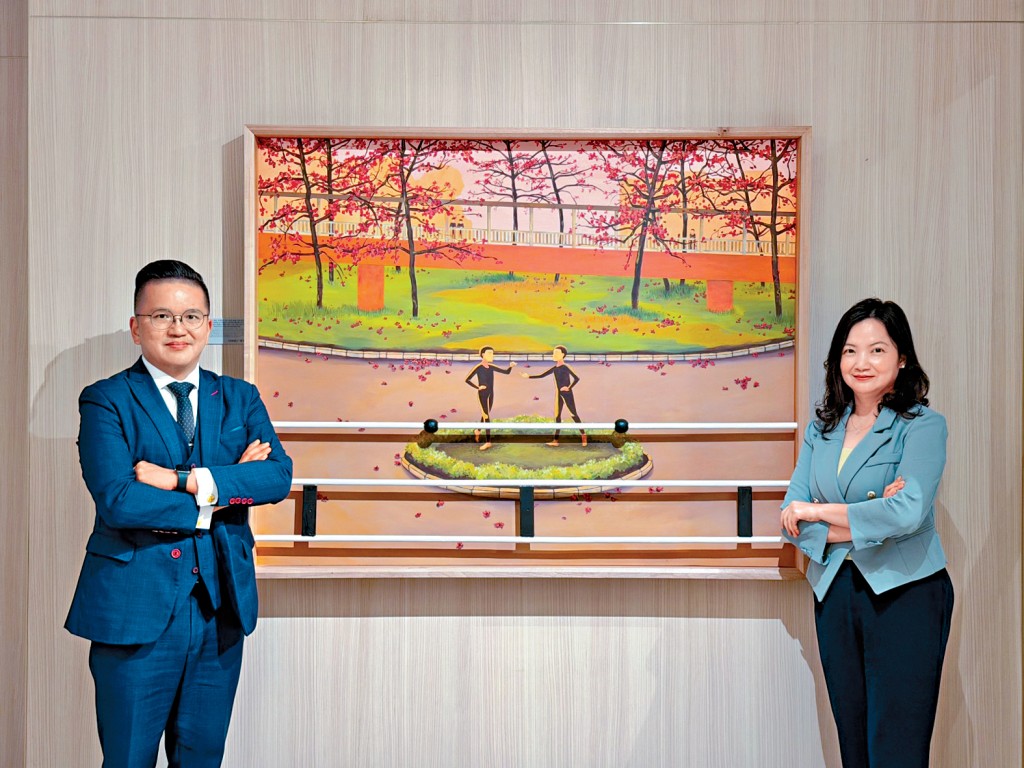 宏安程德韻（右）表示，薈淳明日以抽籤形式發售100伙。旁為陳永盟。