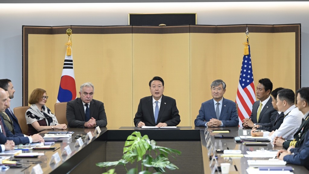 南韓總統尹錫悅（中）18日在南韓首爾總統府舉行的韓美核磋商小組會議上發表講話。與會者包括美國國家安全委員會印太協調員坎貝爾（中左）、南韓國家安全顧問趙泰勇（中右）等。 美聯社