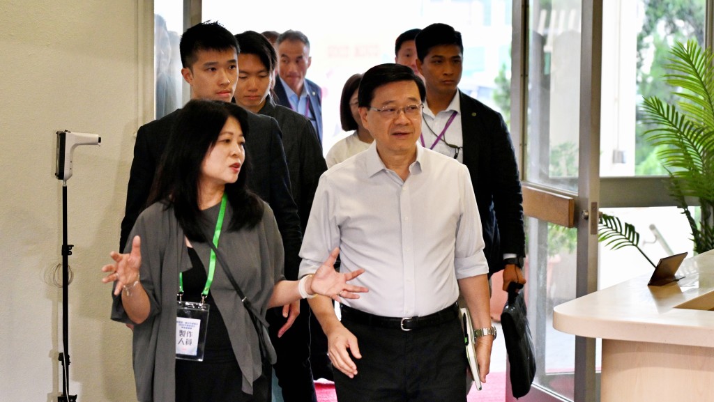 李家超今日率領多名司局長,出席首場《香港第一個五年規劃及2026年施政報告地區諮詢會》。 李家超今日率領多名司局長,出席首場《香港第一個五年規劃及2026年施政報告地區諮詢會》。