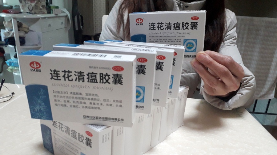 大埔居民张太从药房搜购了16盒「以岭连花清瘟胶囊」，以备一家四口「中招」但没法入院治疗时服用。 李建人摄