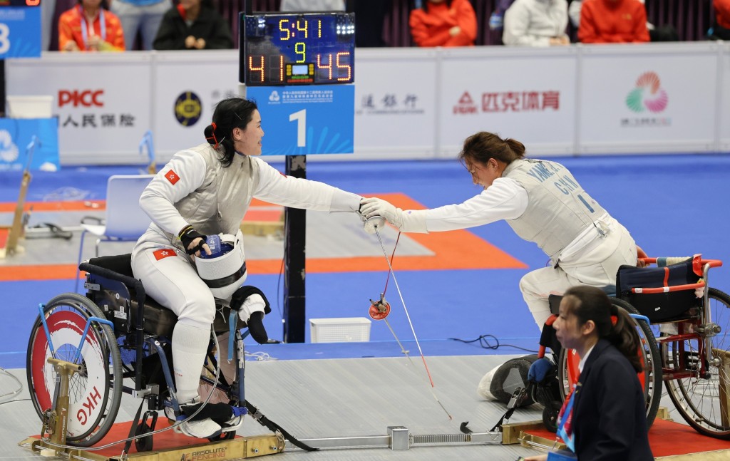 只差几分,余翠怡(左)在团体赛再负杨金亭。徐嘉华摄 只差几分,余翠怡(左)在团体赛再负杨金亭。徐嘉华摄