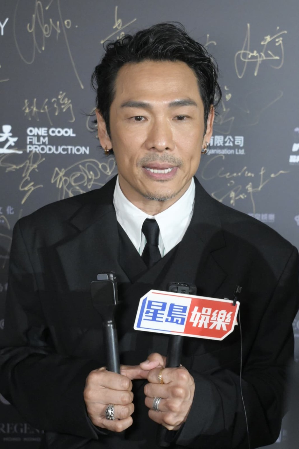 杜德伟唱又得演又得。