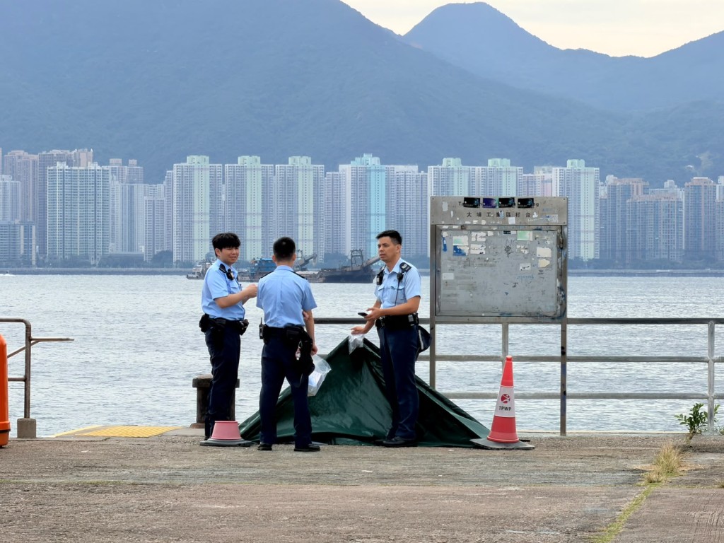 警員到場調查。梁國峰攝 警員到場調查。梁國峰攝
