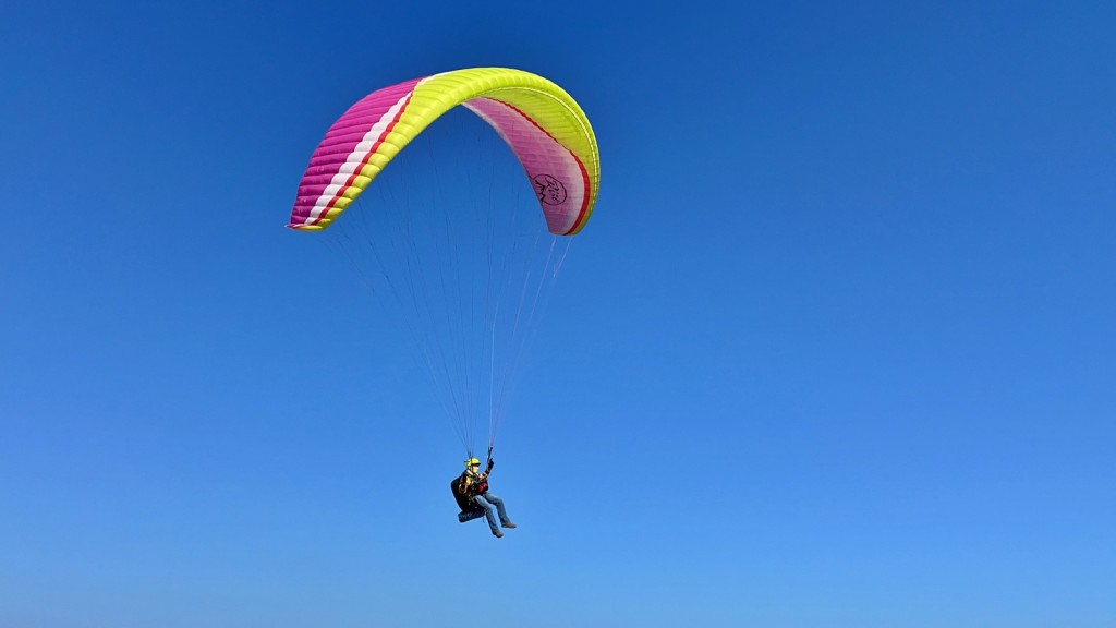 现时在本港进行滑翔伞活动的人士，毋须向当局或任何机构登记。unsplash图片