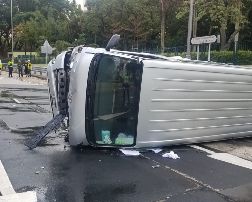 客貨車在天雨路滑下失控翻側。
