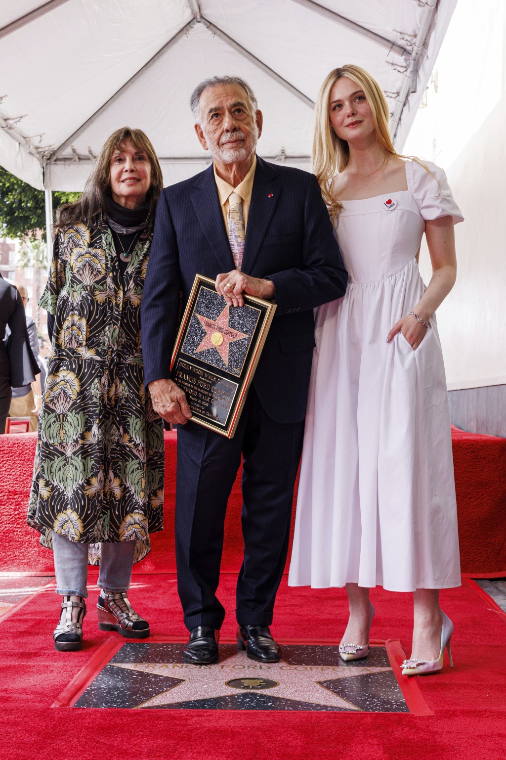 哥普拉在妹妹Talia Shire(左)及艾麗芬寧(右)陪同下出席盛會。
