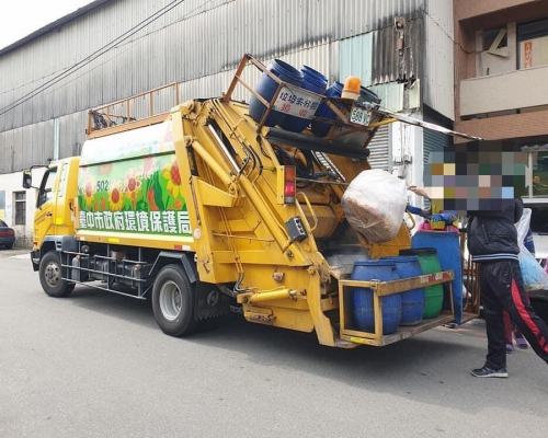 台灣有民眾常送過期飲品給清潔工人引發批評。facebook專頁爆怨公社圖片