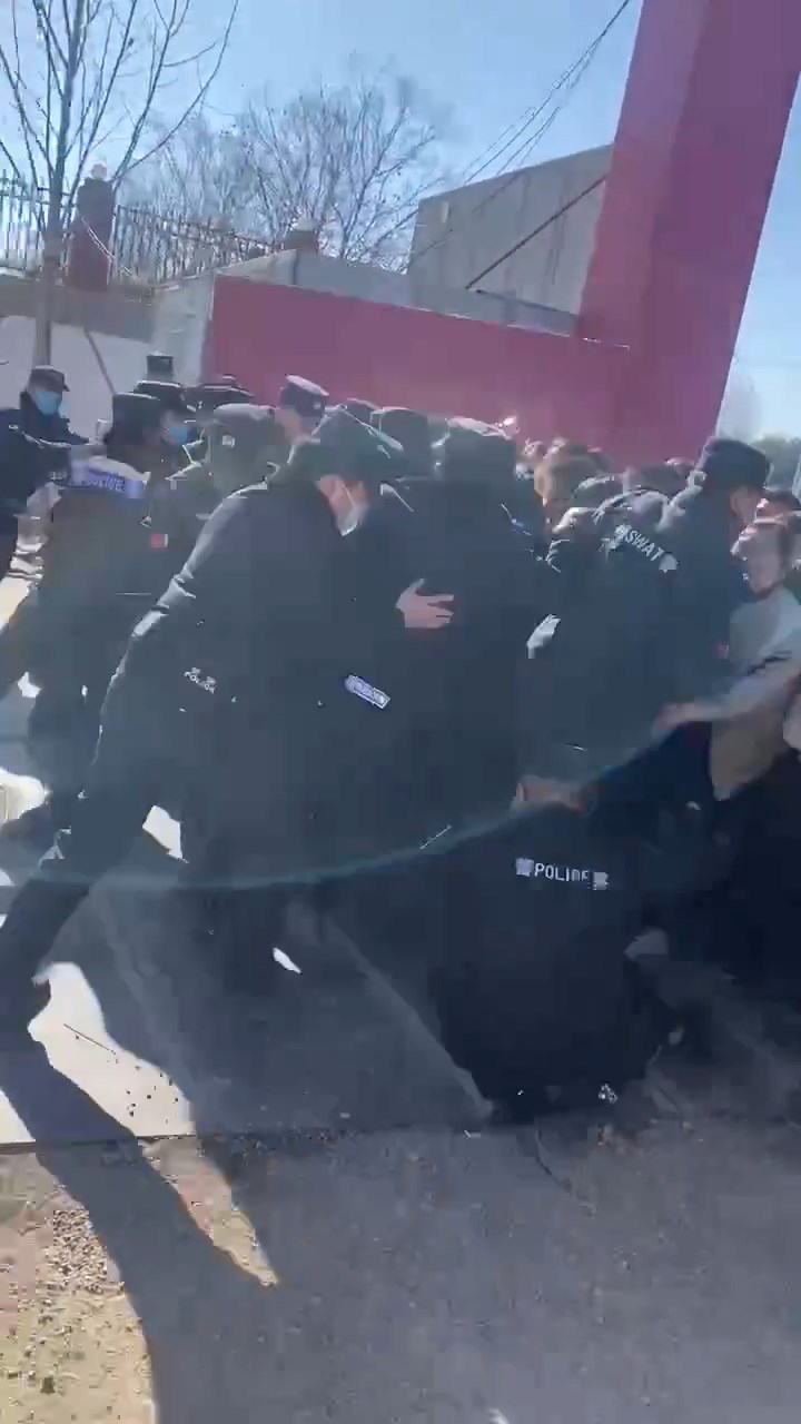 民眾與現場警員發生推撞。 民眾與現場警員發生推撞。