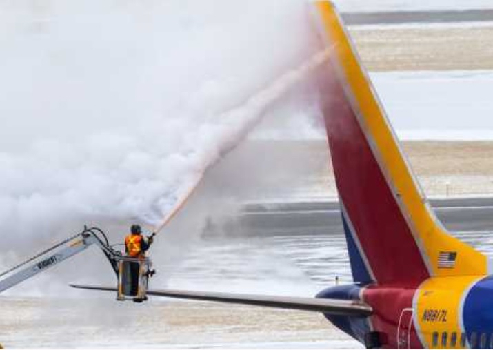 停泊內布拉斯加州奧馬哈的西南航空客機，周三起飛前進行除冰作業。美聯社