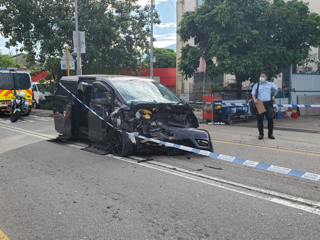 元朗的士與「P牌」七人車相撞。