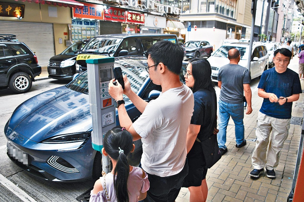 政府停車收費錶昨日起加價一倍。