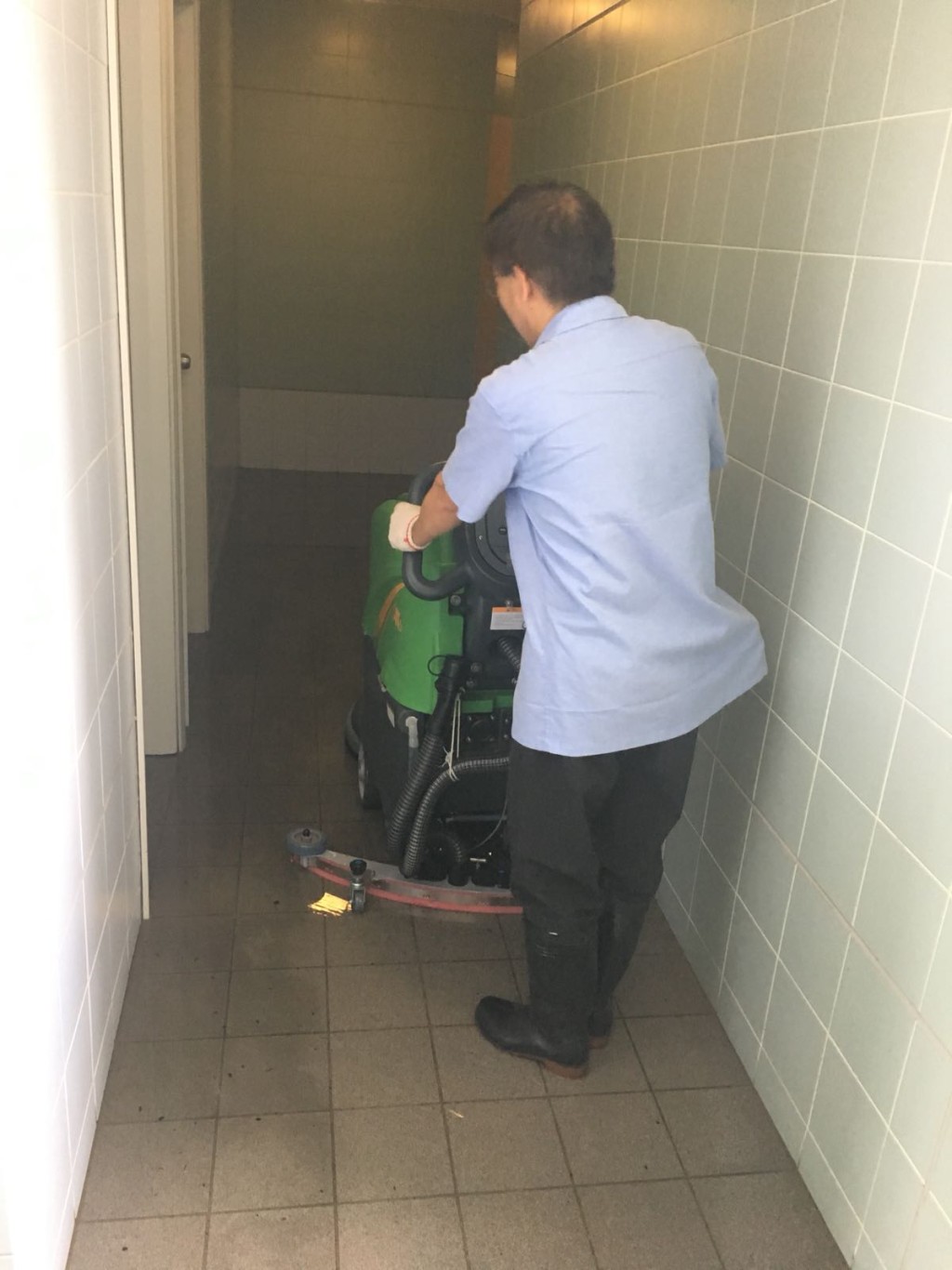 房協已經調派職員進行清潔工作。楊開永提供