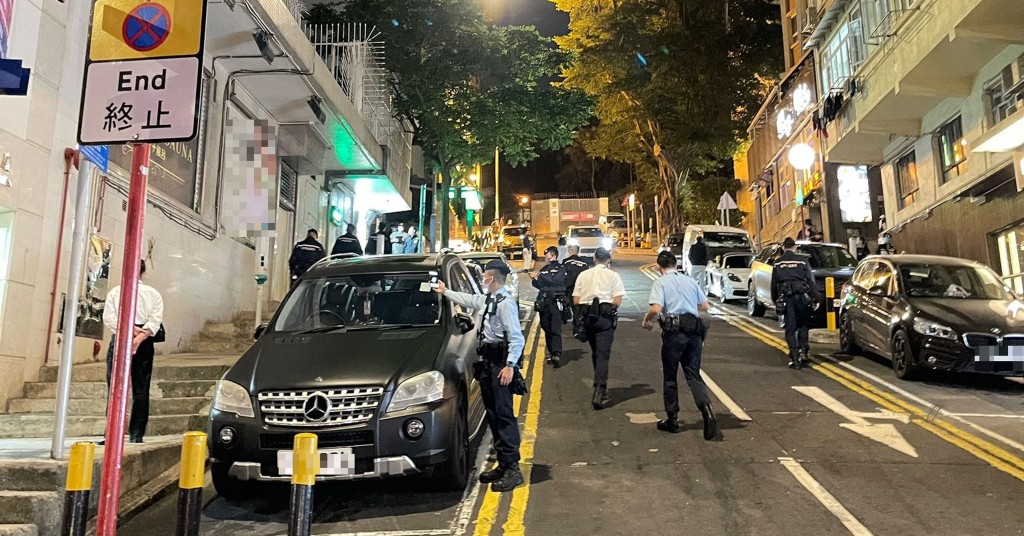 警方打擊違例泊車，並巡查代客泊車黑點。