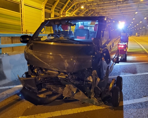 屯門一輛客貨車於皇珠路失控撞欄,司機失蹤。