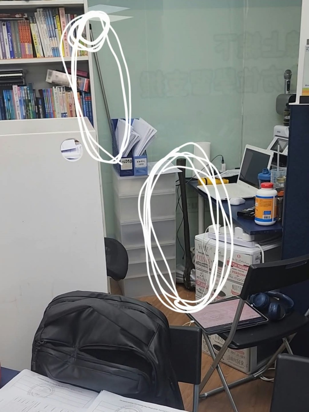涉事學生聲稱,補習社曾用不同用具打學生。Threads 涉事學生聲稱,補習社曾用不同用具打學生。Threads