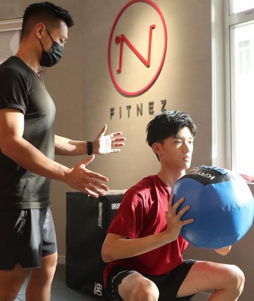 貼出工作照,似模似樣。