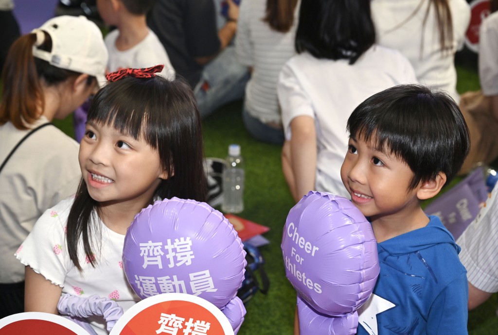 市民為香港奧運乒乓球混雙銅牌賽打氣。鍾健華攝