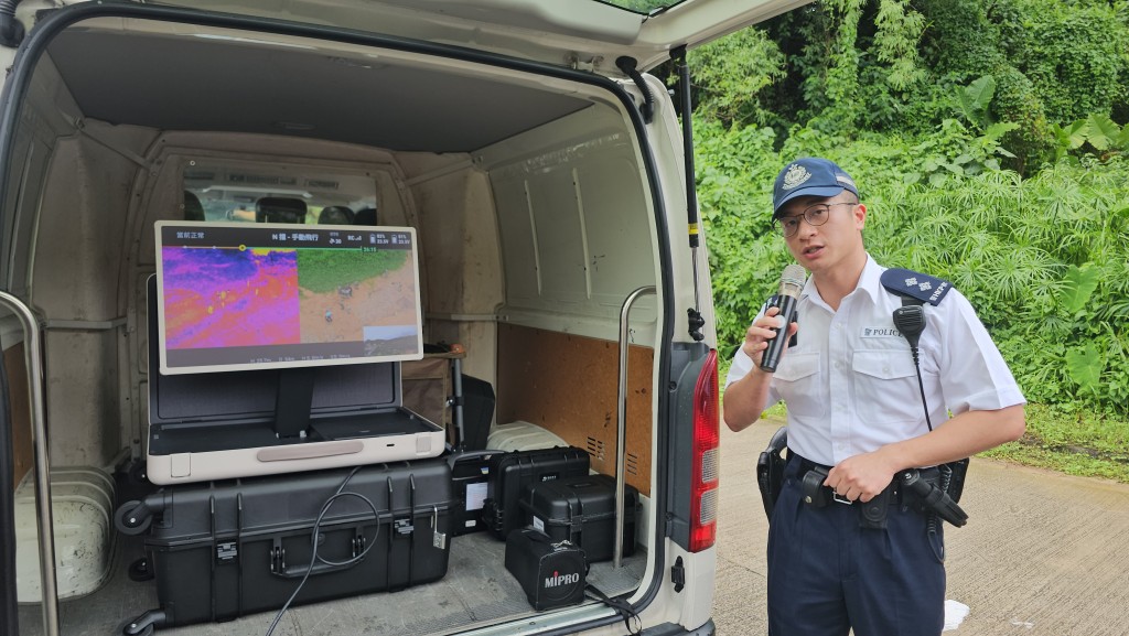 警方透过无人机的热量感测器等高科技设备，成功寻获可疑人行踪。