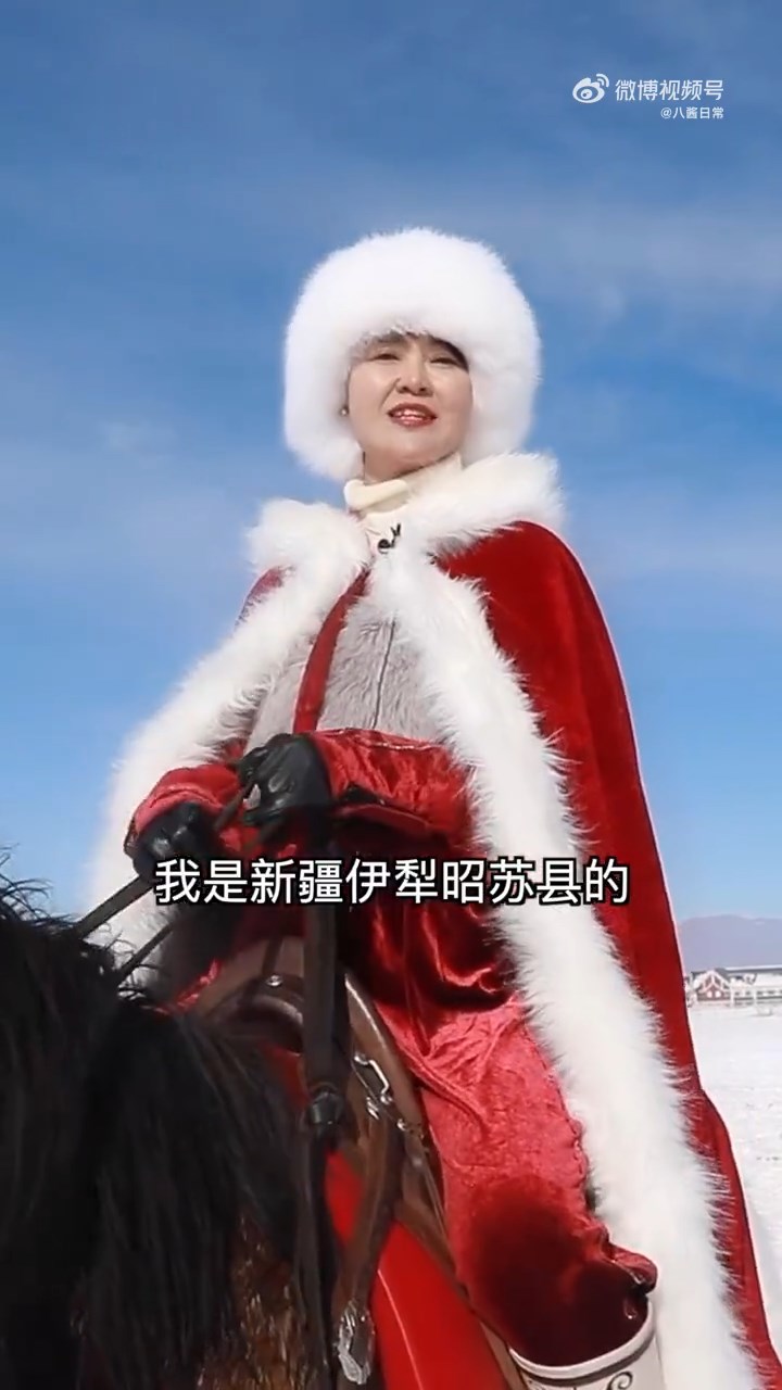 賀嬌龍曾因披著紅色斗篷在雪原策馬而走紅。
