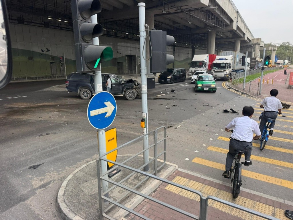 私家車撞向貨車車身，碎片散落一地。網上圖片
