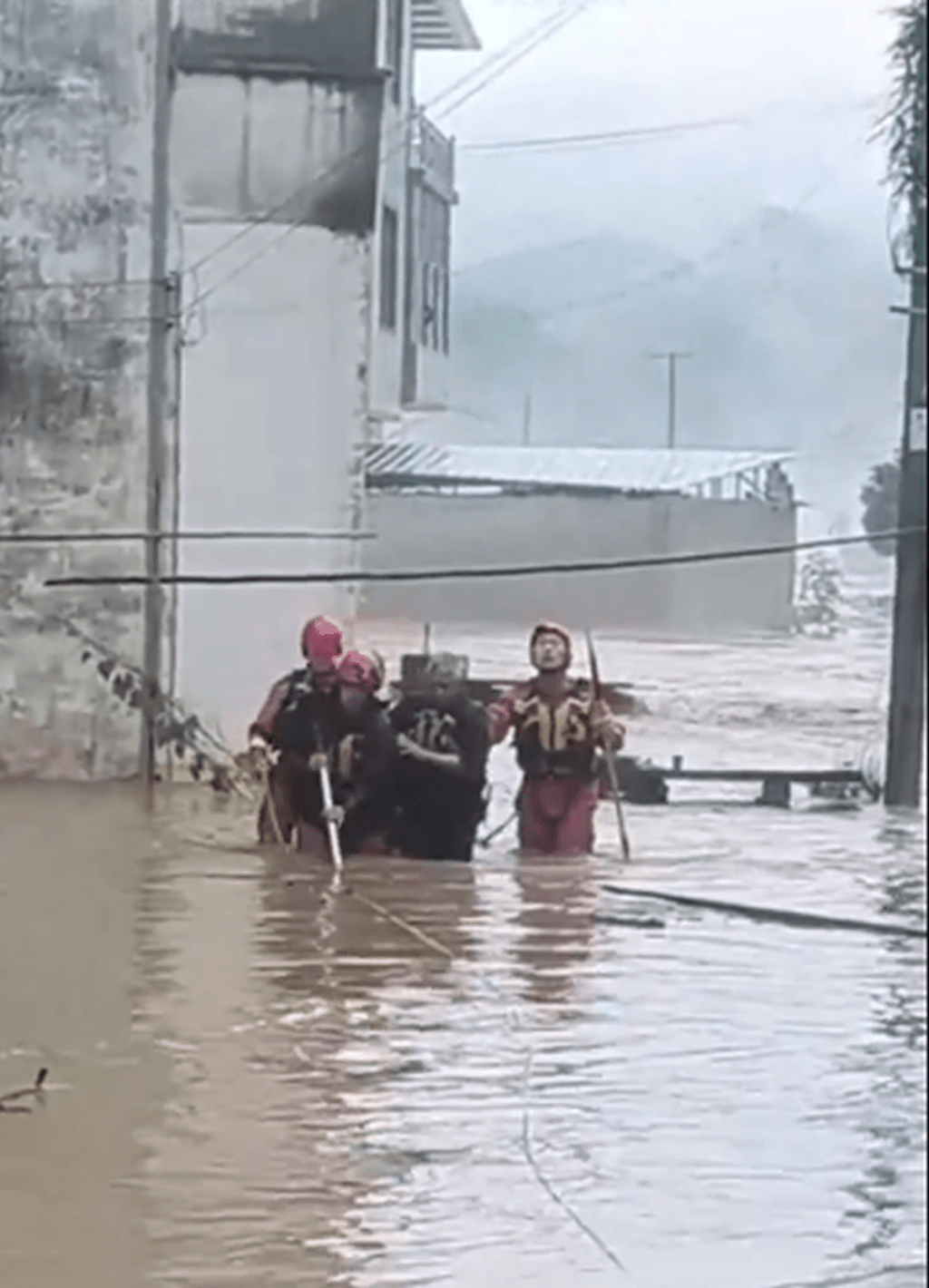 安徽暴雨成災，消防員涉水救出受困市民。