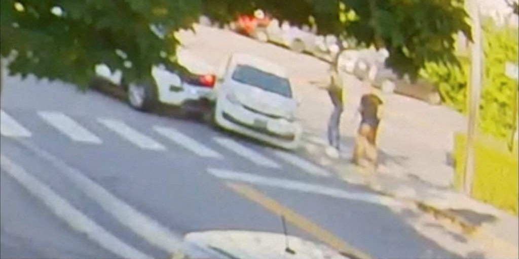 ICE探員執法時，用槍指向汽車。路透社