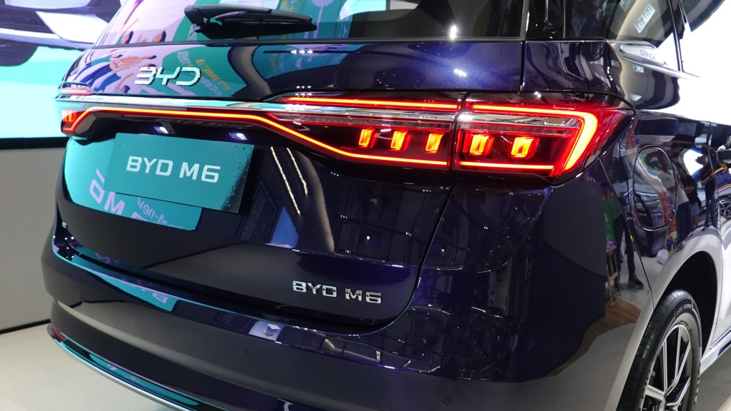 比亚迪BYD M6车尾横向连贯式LED车灯