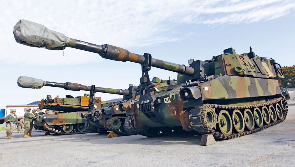 美军M109A6自走炮。