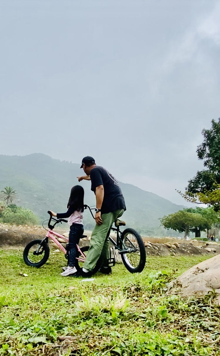 六叔笑指帶女兒玩BMX後,不用再為安排假日活動而煩惱。 六叔笑指帶女兒玩BMX後,不用再為安排假日活動而煩惱。