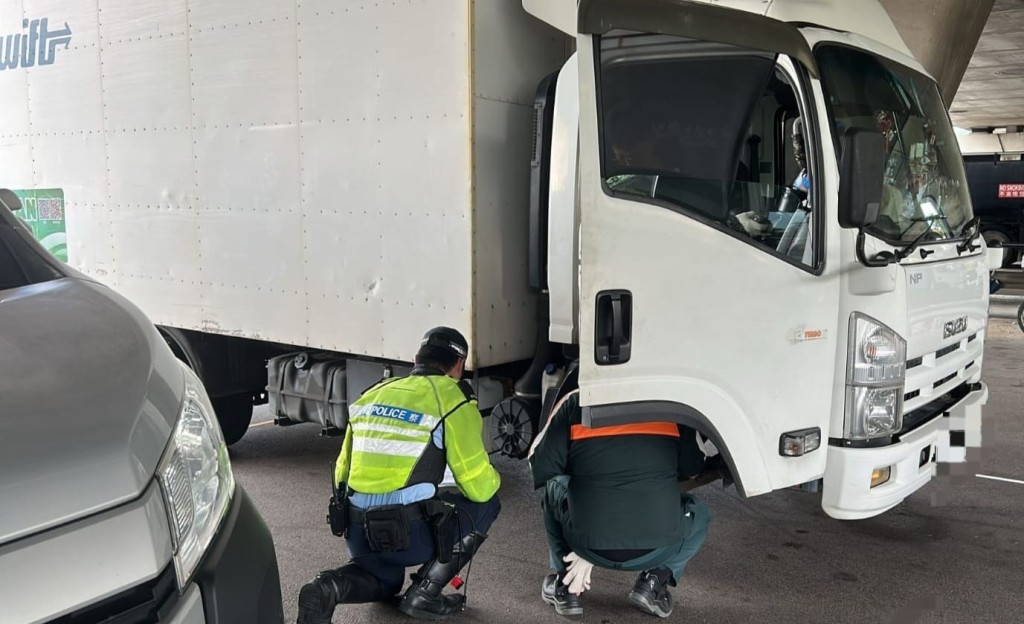 行動期間,人員懷疑4輛輕型貨車有殘缺或非法改裝。警方圖片 行動期間,人員懷疑4輛輕型貨車有殘缺或非法改裝。警方圖片
