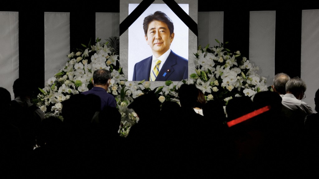 日本前首相安倍晉三因與統一教有關，被仇視該教會的人槍殺。 路透社