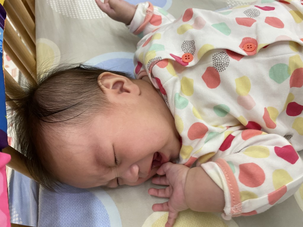 初生寶寶會扎醒,屬正常現象。