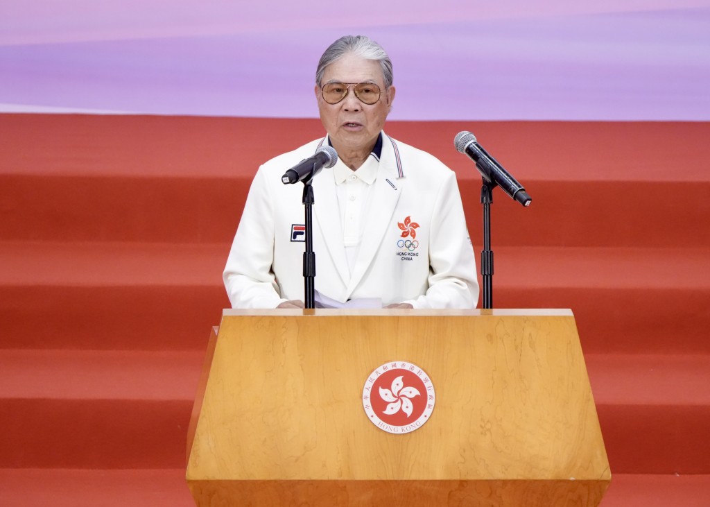 港隊出席奧運授旗禮，港協暨奧委會會長霍震霆致辭。 劉駿軒攝