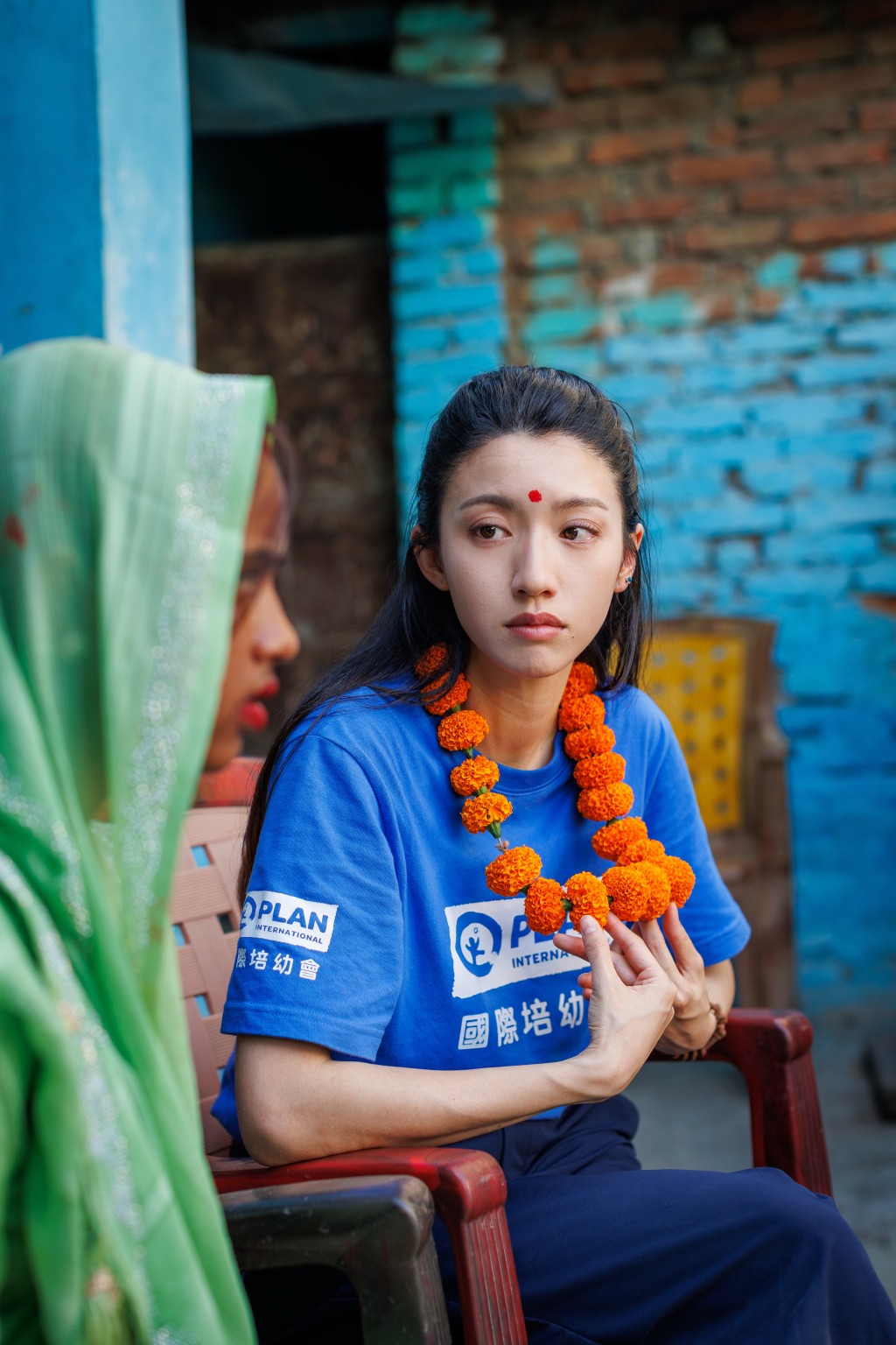 思貝與16歲童婚少女麗迪嘉，一個選擇掌握命運，一個則無奈接受人生。