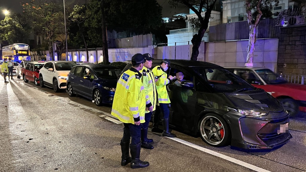 九龍塘窩打老道發生五車相撞意外,警員在場調查。李家傑攝