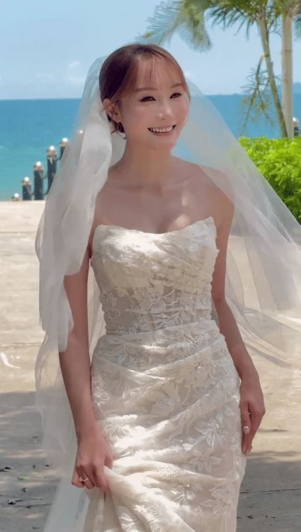 陳戩浩視角下的美麗新娘，披上白紗的 Winky 笑容甜美。