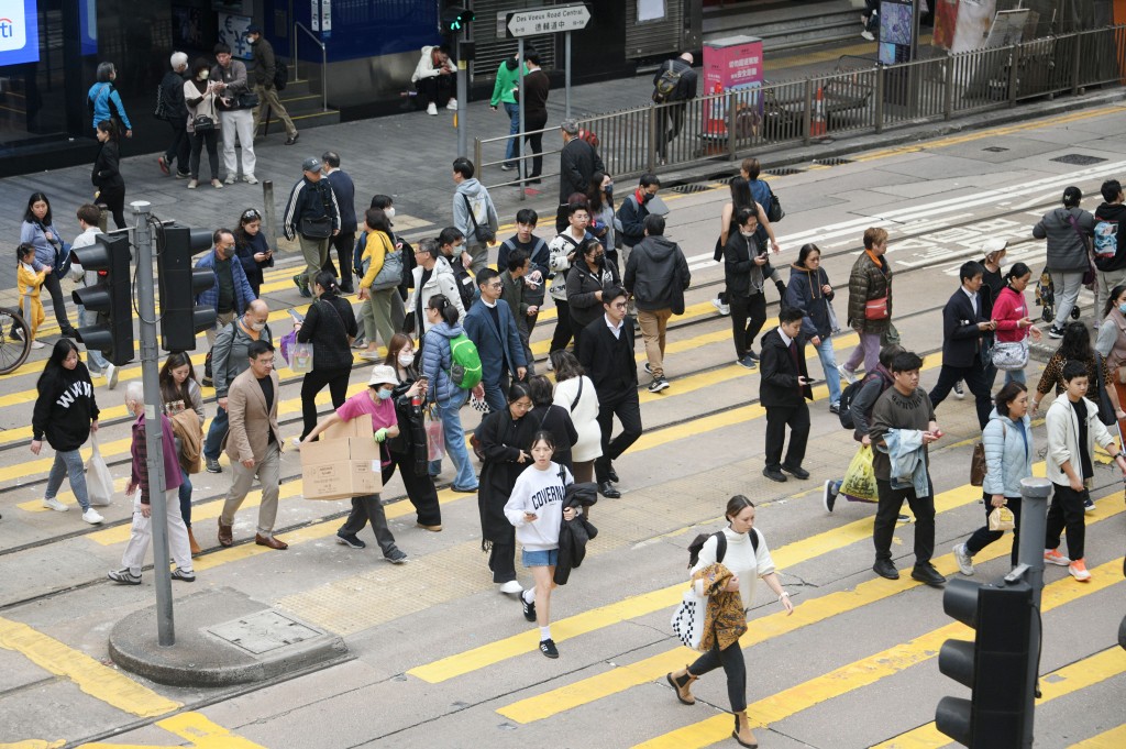 他亦會爭取開放更多個人遊城市，增加香港人氣和財氣。資料圖片