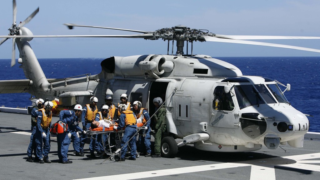 海上自衛隊以一輛UH-60直升機運載傷者。 路透社