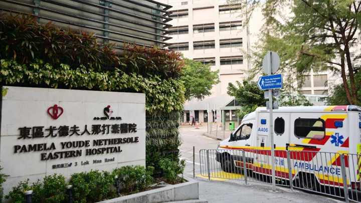 私家車司機及男乘客事後由救護車送往東區醫院治理。資料圖片