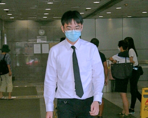 23歲被告陳柏傑被控於去年6月12日在添華道近38555號燈柱襲擊正在執行職責的警務人員,即警長430。