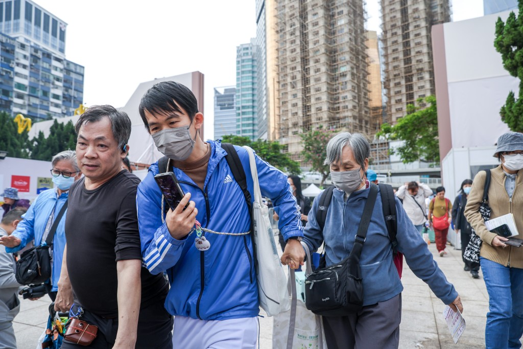 市民爭先恐後入場。