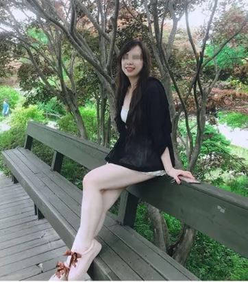 王氏大女兒疑被美容師同學詐騙代購黃金，令一家走上絕路。IG