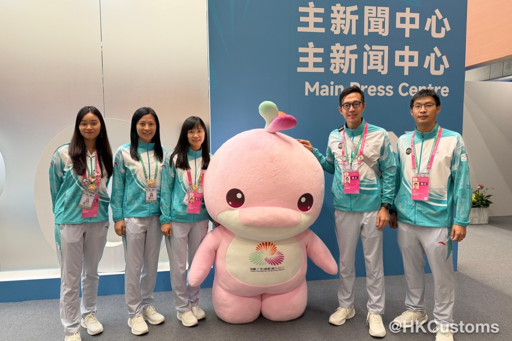 海關義工在主媒體中心提供支援服務。 海關義工在主媒體中心提供支援服務。