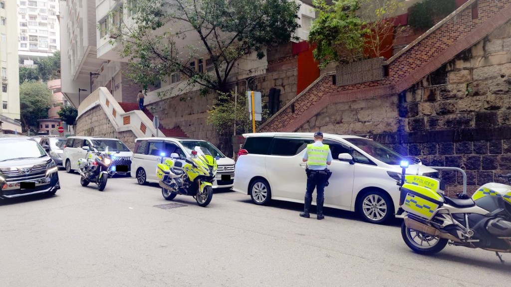 警方在港岛区内多个交通黑点采取执法行动。警方提供
