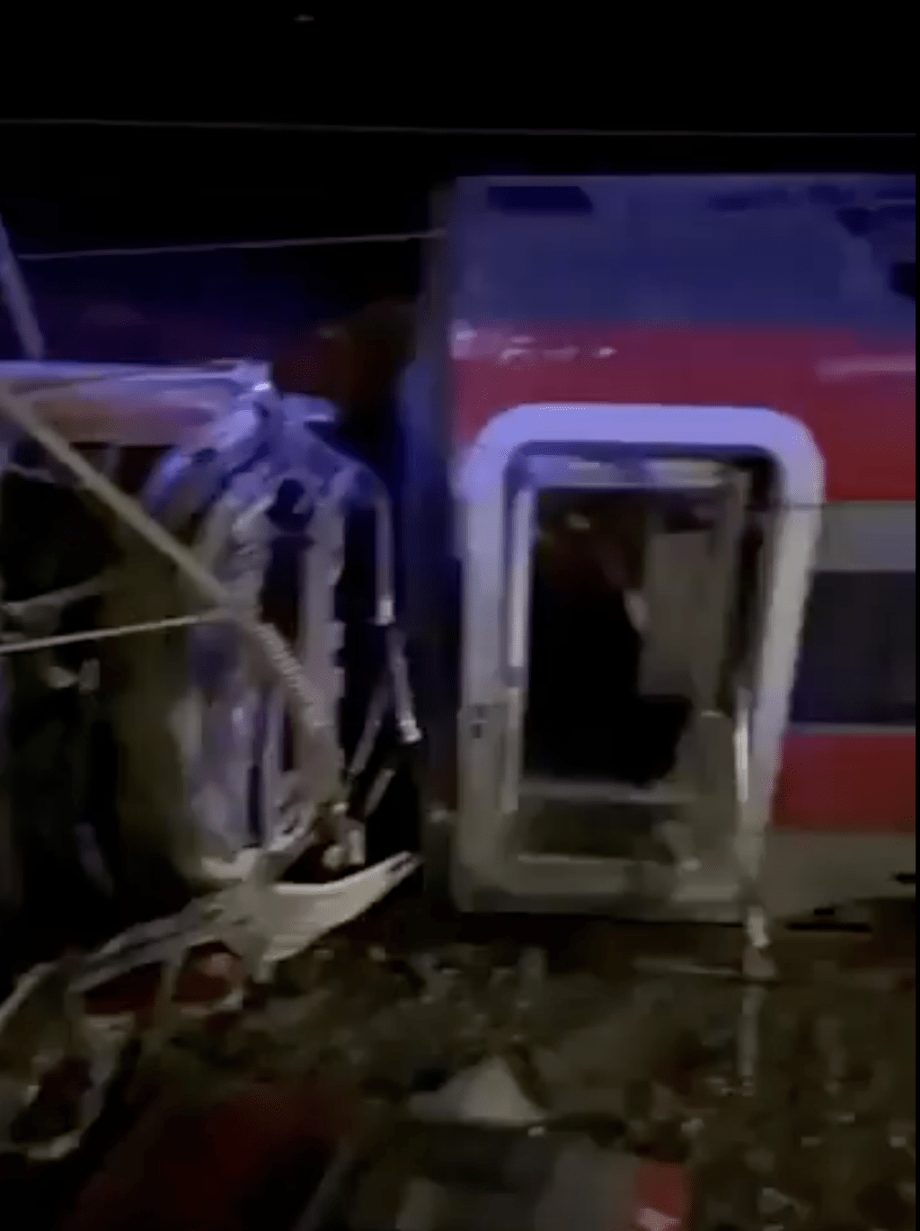 西班牙南部兩列高速列車出軌 至少兩死 多人被困。X影片段圖